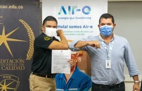 El rector de Unicosta, Tito Crissien, y el gerente de Air-e, John Jairo Toro.