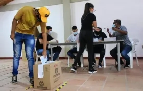 Un joven deposita su vota en la jornada de elección de los Consejos Municipales de Juventud,