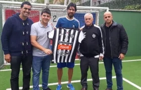 Sebastián Abreu con los directivos de su nuevo equipo. 