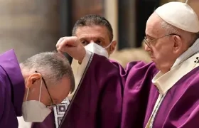 El Pontífice derramó ceniza sobre la cabeza de un sacerdote.