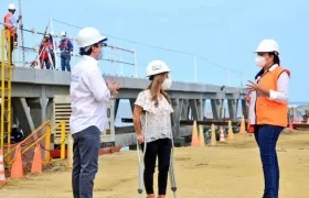 La Gobernadora Elsa Noguera y los Secretarios de Desarrollo, Miguel Vergara y de Infraestructura, Nury Logreira, en las obras del Muelle.