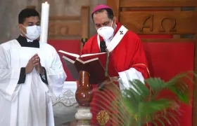 El Arzobispo Pablo Emiro Salas presidiendo la Eucaristía en la Catedral Metropolitana.