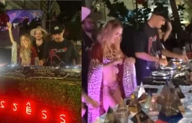 La DJ y modelo Natalia París actuando en una fiesta en la playa Los Morros de Cartagena.