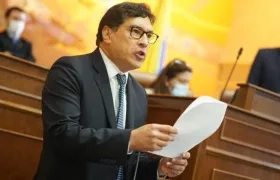 El Representante Álvaro Hernán Prado leyendo su renuncia en plenaria.