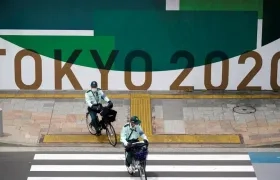 Una calle de Tokyo con aviso alusivo a los Olímpicos.