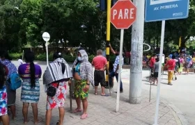 Indígenas de la población embera bloquean una vía del centro de Montería. 