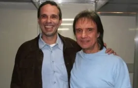 Dudu Braga y su padre, el reconocido cantante Roberto Carlos.