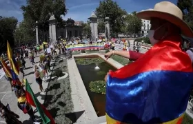 Cientos de colombianos protestan contra la visita del presidente colombiano Iván Duque a España, con motivo de la celebración de la Feria del Libro, de la que Colombia es país invitado.