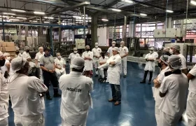Los trabajadores de la Fábrica de Licores de Antioquia en una negociación laboral en 2020.