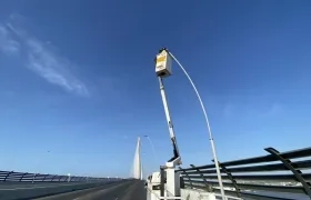 Trabajos en la iluminación del nuevo Puente Pumarejo.