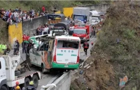 El bus de Transipiales minutos después de ser rescatado del abismo en el que cayó.
