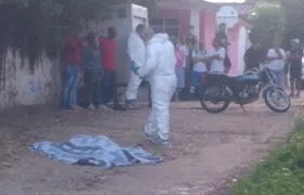 La Policía acordonó la zona para proceder con el levantamiento del cadáver.
