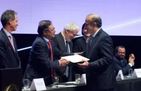 Fidel Cano, Premio Vida y Obra, recibe el galardón de manos del Presidente Gustavo Petro.