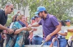 Alcalde Jaime Pumarejo compartiendo con la comunidad. 