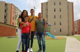 Familia colombiana compradora de vivienda.