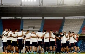Jugadores de Colombia oran durante un entrenamiento. 