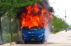 Bus incendiado en Barranquilla por supuestos integrantes de las autodefensas.