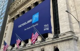 El balcón de la Bolsa de Nueva York, con el nombre en alto de Tecnoglass.