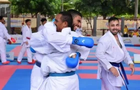 Diego Lenis, Camilo Fernández y Rubén Hernández celebran el oro en karate para Colombia. 