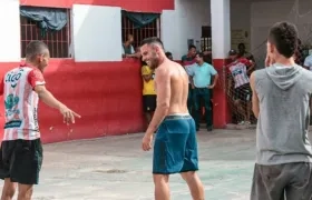 Sebastián Viera jugando con los reclusos de la Modelo.