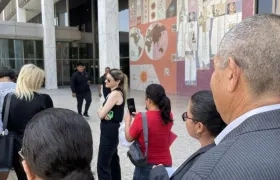 Familia colombiana espera en fila para ingresar a la corte de inmigración en Los Ángeles, California
