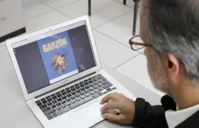 El dibujante y caricaturista Alfredo Garzón muestra apartes del proyecto. 