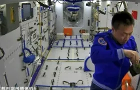 Un astronauta chino revisa las plantas de arroz,