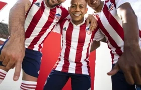 Sebastián Viera, Vladimir Hernández y Hómer Martínez con la nueva camiseta.