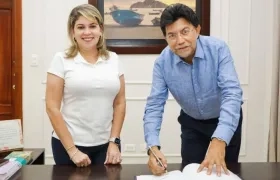 José Humberto Torres cuando se posesionaba ante la alcaldesa Virna Johnson.