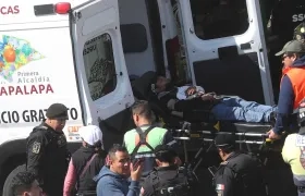 Miembros de los servicios de emergencia trasladan a un herido.