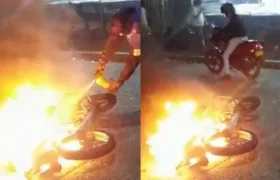 La moto quedó en el sitio y la comunidad le prendió fuego.