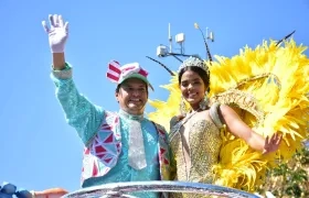 Los reyes de la 44, Tito Crissien y Daniella Falcón compartieron carroza en el desfile.