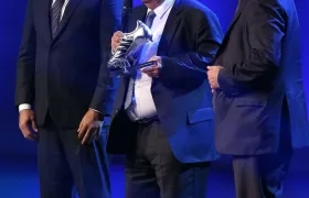 Just Fontaine en 2014 acompañado de Ronaldo y Michel Platini. 