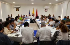 Reunión de los viceministros del Interior, Defensa, Minas y Energía, Medio Ambiente y delegados del Departamento Nacional de Planeación, junto a mineros. 