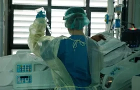 Una enfermera atiende a un paciente en un hospital de Madrid.