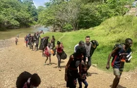 Migrantes cruzando el Darién.