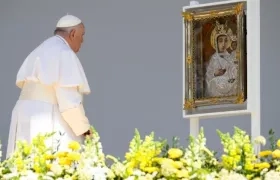 El Papa ora ante la Virgen María, Magna Domina en Budapest.