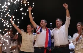 El presidente electo de Paraguay, Santiago Peña, celebra junto a su esposa Leticia Ocampos y el vicepresidente electo (der.), Pedro Alliana, tras su victoria este domingo.