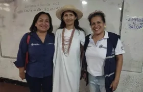 Cecilia De Alba Narváez y Mercedes Gutiérrez con una de las asistentes de la charla.