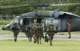 Soldados abordan un helicóptero que se dirige a la zona de búsqueda de los menores perdidos en la selva desde haced 21 días