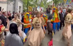 De traje largo y tacones, Verónica Alcocer bailó con una muestra del Carnaval de Barranquilla