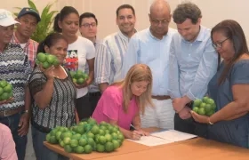 Gobernación y ADR firman convenio para mejorar el distrito de riego .