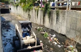 Triple A en limpieza de arroyos en Barranquilla
