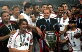 Berlusconi con los jugadores del Milán tras conquistar el título de la Champions, en 2007.
