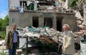 El excomisionado de Paz Sergio Jaramillo y el escritor Héctor Abad en la zona del ataque con misil en Ucrania