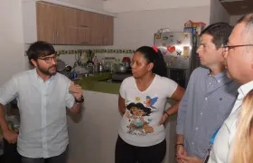 Jaime Pumarejo, alcalde de Barranquilla, conversando con los afectados.