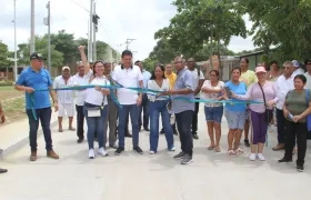 Inauguración de un tramo pavimentado entre los barrios La Viola y Las Colonias. 