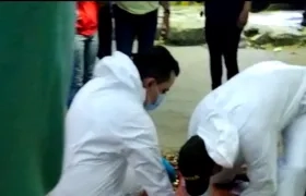 El CTI realizando la inspección del cuerpo del hombre.