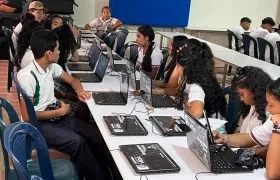 Estudiantes de Suan con los nuevos computadores.
