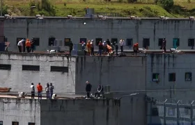 Presos se toman los techos de la cárcel "El Turi", en la ciudad de Cuenca (Ecuador). 